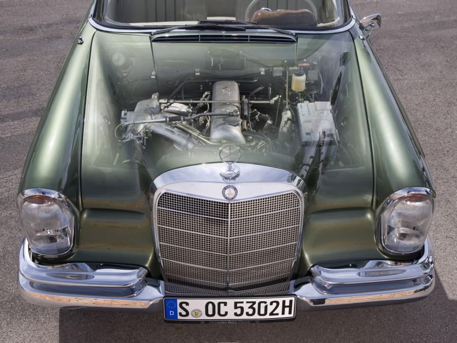 Моторный отсек Mercedes-Benz 220 SE Cabriolet 1961 года  (фото 3 из 7)